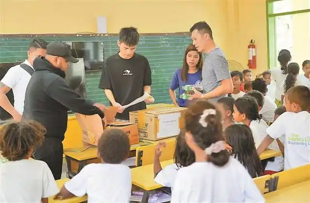 深圳少年向菲律宾学生捐赠学习用具、传授乘法口诀 一场跨国公益让雨林深处刮起中国风